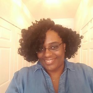 Meet your Posher, Monique